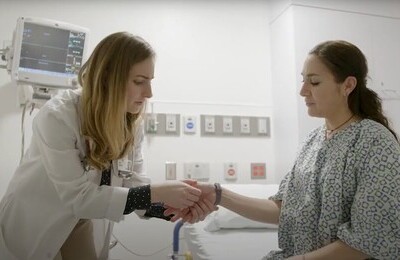 Кодирование Аквилонг в Ухте Врач держит пациентку за руку