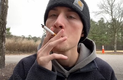 Лечение зависимости от табакокурения в Ухте Мужчина с сигаретой делает затяжку